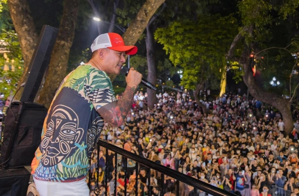 Ca si Tuan Hung lai lam liveshow o ban cong