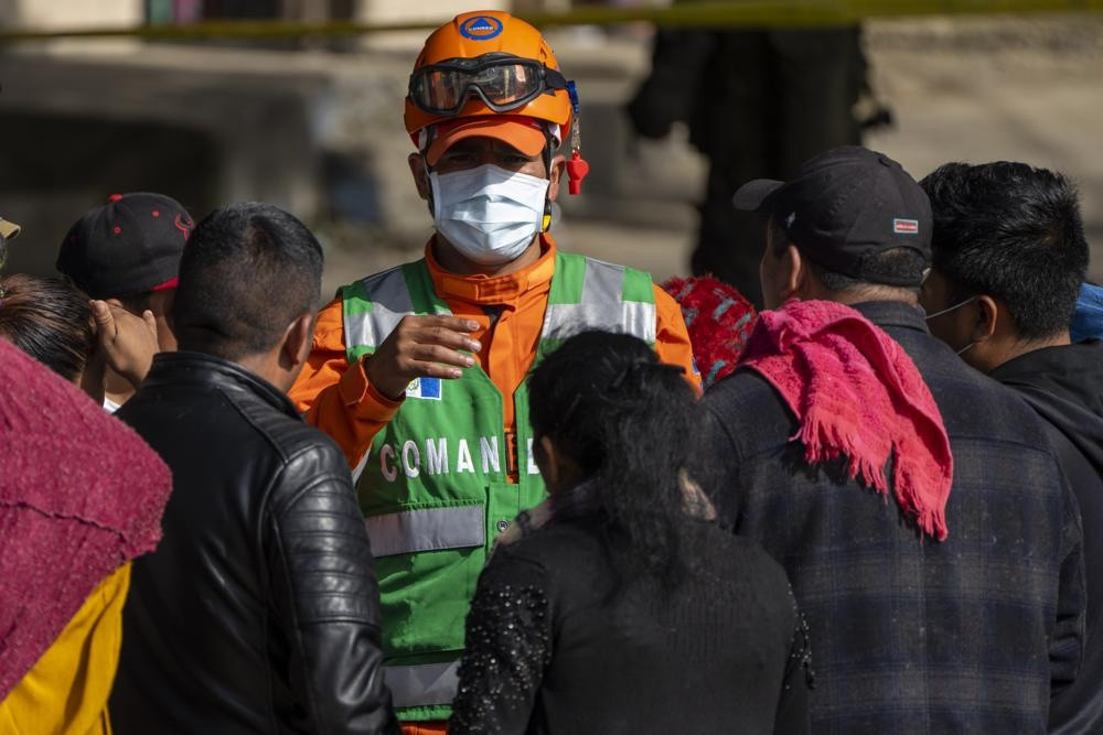 Ông Felipe Mejia cùng những người thân khác của các nạn nhân đứng cách mép hố sụt khoảng 50 m. Ông cùng gia đình đã mong ngóng tin tức về những nạn nhân trong nhiều ngày qua. Họ là Olga Emilia Choz (38 tuổi) - con dâu ông - và cháu gái của ông tên Mishell Mejia Choz (15 tuổi).