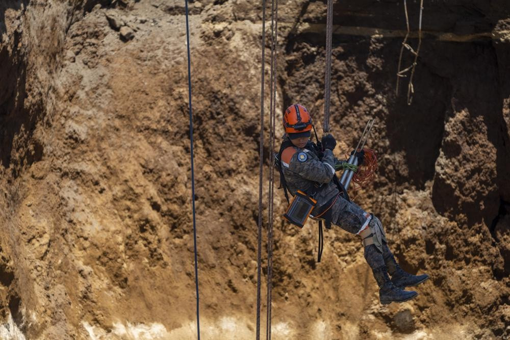 Có hai phương tiện bị rơi xuống hố sụt. Bốn người đã được giải cứu ngay lập tức, nhưng không có dấu hiệu của vợ và con gái anh Mejia. Lực lượng cứu hộ đã đặt thang xuống, dùng cần cẩu, máy dò kim loại và chó nghiệp vụ với hy vọng tìm thấy hai mẹ con nạn nhân.