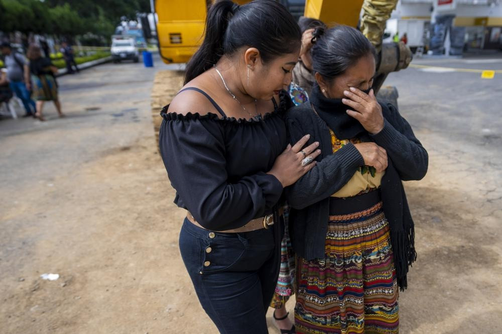 “Đã ba ngày rồi. Chúng tôi không muốn lực lượng cứu hộ dừng lại. Chúng tôi muốn biết hai thành viên trong gia đình tôi còn sống hay đã chết. Chúng tôi sẽ không rời đi cho đến khi họ được tìm thấy. Gia đình tôi không còn trọn vẹn nữa”, ông Mejia nói.