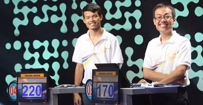 Đáp án chương trình đưa ra “Dung dịch nước muối có nồng độ muối lớn hơn nồng độ muối trong tế bào của vi khuẩn. Cho nên do hiện tượng thẩm thấu thì muối đi vào tế bào làm nồng độ muối trong tế bào tăng lên đẩy nước từ trong tế bào ngược trở lại trong vi khuẩn làm cho quá trình nước trở lại tế bào từ vi khuẩn được đẩy ra ngoài. Vi khuẩn vì vậy mất nước và bị tiêu diệt”. Câu trả lời của Hoàng Bách được nhiều người cho là ngắn gọn, đủ ý và chấp nhận được, nhưng sau khi họp bàn, ban tổ chức chương trình vẫn quyết định giữ nguyên kết quả ban đầu, Hoàng Bách không nhận được điểm cho câu trả lời của mình.