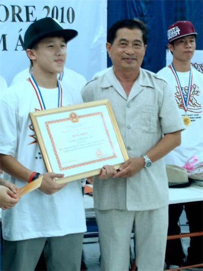 Năm 2010, Kỳ Anh có danh hiệu đầu tiên khi vô địch R16 thế giới ở bộ môn Air Flare.