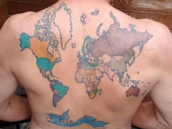Đánh dấu những nơi bạn đã qua với kiểu xăm bản đồ trên lưng và xăm màu vào những quốc gia bạn đã từng tới. Đây quả là một ý tưởng tuyệt vời, nhưng chắc chắn sẽ đau lắm khi bạn đã qua Nga hoặc Trung Quốc vì diện tích hai đất nước này khá rộng.