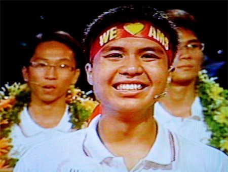 Tại chung kết năm 2010, tranh cãi nổ ra khi quán quân chương trình Phan Minh Đức đã phát âm sai câu trả lời trong câu hỏi tiếng Anh trong phần thi Về đích. Với câu hỏi “Hello, my name’s Tom. I have a problem with my flat. So I have to call somebody to come to fix the water. Who will I have to call?", Minh Đức đưa ra câu trả lời: “plumber” với phần phát âm: pờ lăm pờ.