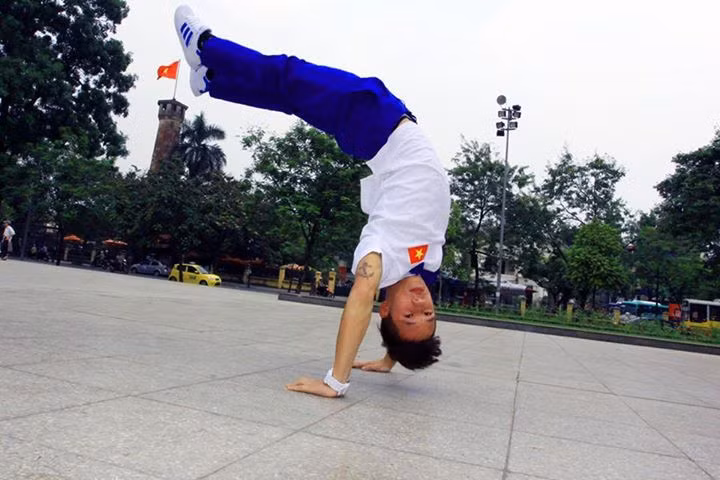 Với những bạn trẻ yêu thích Bigtoe Crew và SINE, Hoàng Kỳ Anh luôn gây ấn tượng khi là một b-boy đẹp trai, mạnh mẽ có kỹ thuật tốt. Anh chàng nổi tiếng với sở trường Air Flare, những động tác nhảy đầy sức mạnh, nhấc bổng cả thân mình lên không trung.