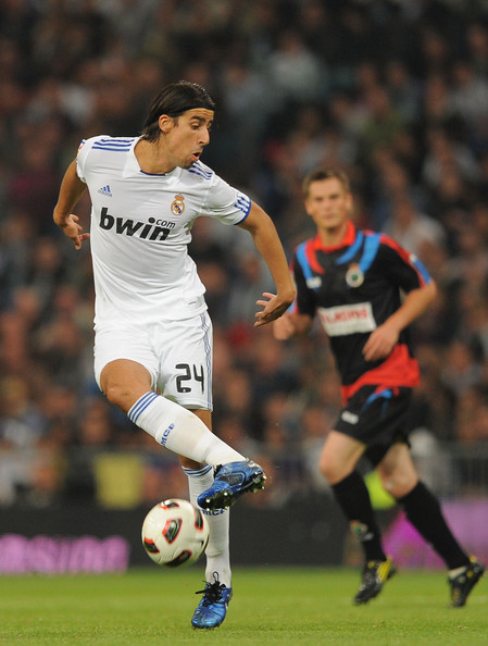 Cập bến Real Madrid hè năm 2010 với giá 14 triệu bảng, Sami Khedira nhanh chóng hòa nhập với đội bóng Hoàng gia Tây Ban Nha và hợp cùng Xabi Alonso thành cặp tiền vệ trung tâm hay nhất thế giới. Dù sở hữu thân hình cao to và nặng nề những Khedira không thiếu những pha xử lý kĩ thuật bên cạnh đó khi cần anh sẵn sàng thi đấu rắn để dằn mặt đối phương.