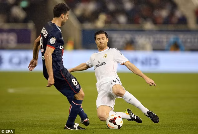 Với khả năng phán đoán tình huống bóng tốt và tung ra những đường chuyền vượt tuyến chính xác, Xabi Alonso đã góp một phần không nhỏ vào mùa giải thành công vừa qua của Real Madrid. Hiện tại, Alonso được đánh giá là tiền vệ phòng ngự hoàn thiện nhất làng bóng đá thế giới.