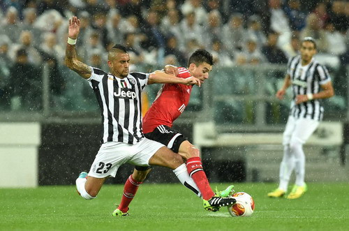 Với phong độ của mình mùa giải qua, Vidal chính là cầu thủ được các CĐV bầu chọn là cầu thủ xuất sắc nhất Juventus. Vidal là một tiền vệ trung tâm rất hoàn thiện, một chiến binh thực sự. Anh có thể vừa phòng ngự vừa phối hợp tấn công và ghi bàn "đều như vắt chanh". Vidal đang là món hàng siêu hot mà các đại gia luôn muốn sở hữu.