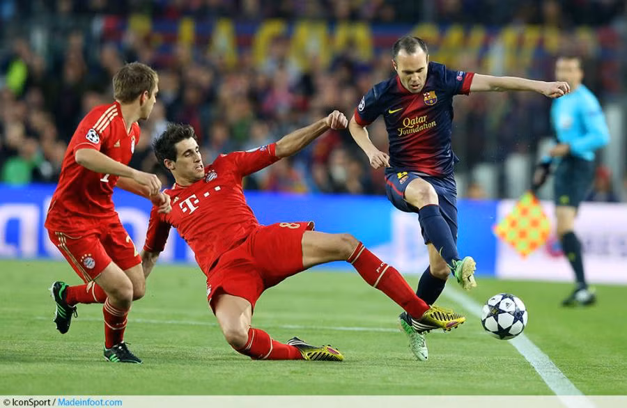 Javi Martinez (áo đỏ) là bản hợp đồng lịch sử của Bayern Munich với giá 40 triệu bảng. Javi Martinez chơi đầy bản lĩnh, mạnh mẽ và nhanh chóng chứng tỏ giá trị của bản thân và góp công lớn trong cú ăn 3 lịch sử của “Hùm xám” xứ Bavaria.