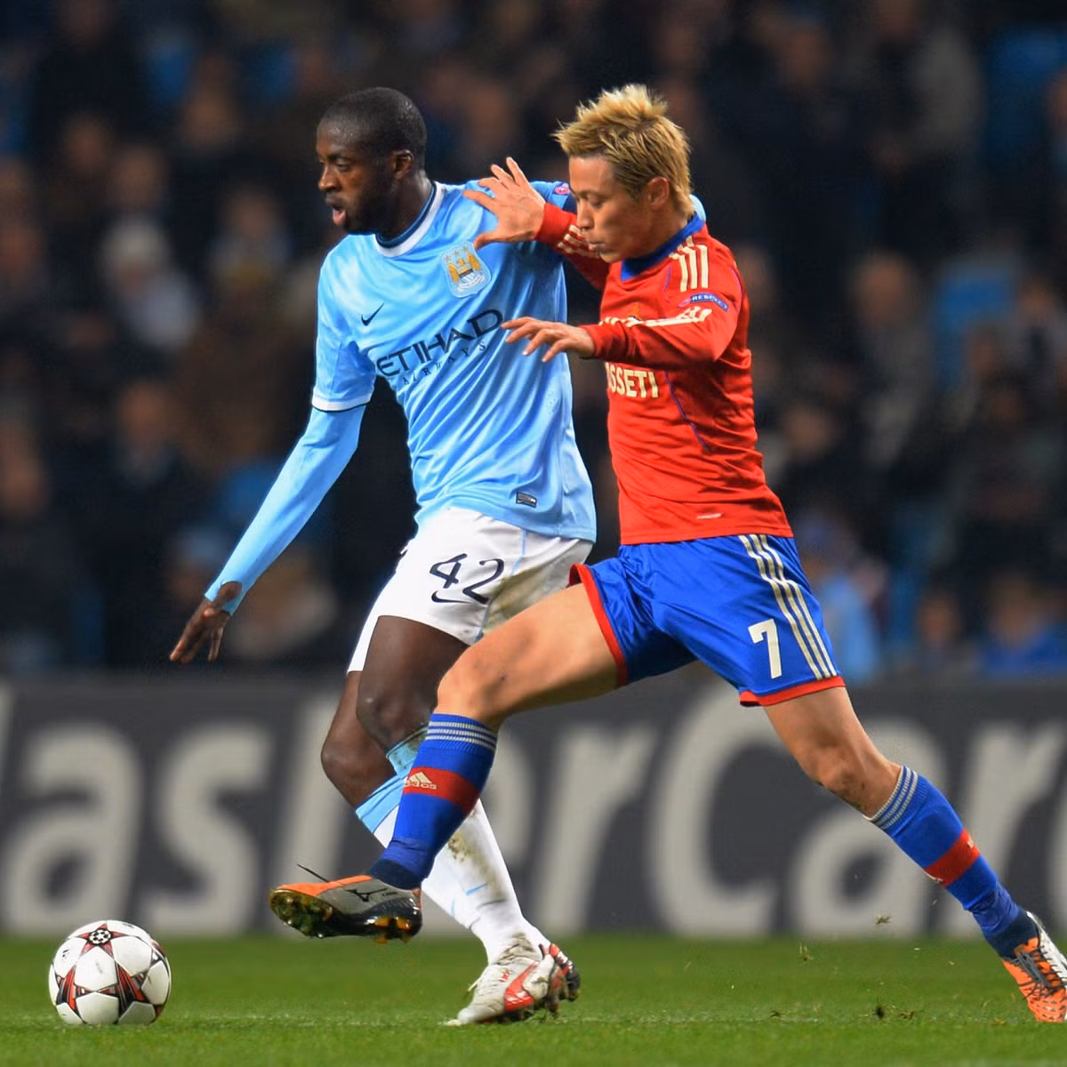 Yaya Toure (áo xanh) quan trọng với gã nhà giàu thành Man. Khi Yaya Toure bị chấn thương, ManCity gặp muôn vàn khó khăn. Không chỉ xuất sắc trong việc đánh chặn, Toure còn thể hiện mình có khả năng ghi bàn siêu việt từ những pha sút xa và cả những pha đi bóng solo không thua kém gì những tiền đạo.