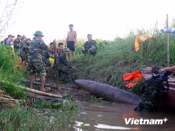 Hủy nổ bom ở Hải Dương. Ảnh: Mạnh Tú/Vietnam+