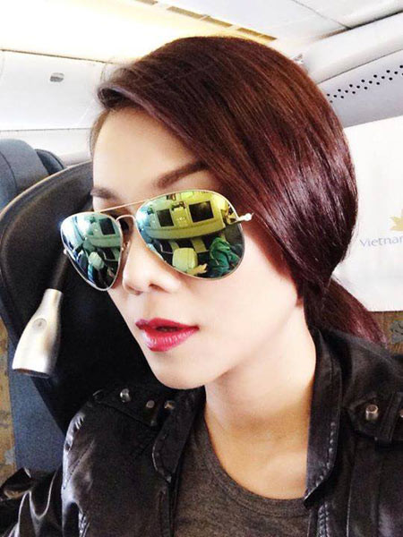 Chụp với kính râm: Kính râm không chỉ giúp bạn che bớt gương mặt nhợt nhạt mà còn giúp bạn trông“sang chảnh” hơn.