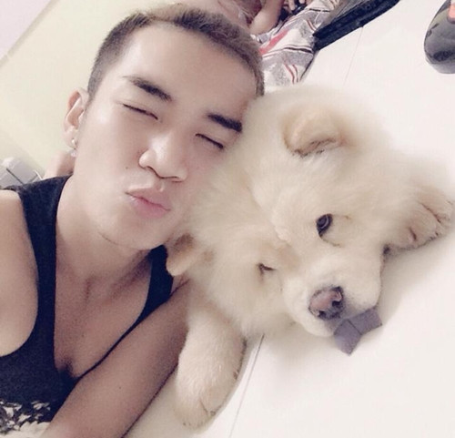 Chụp cùng thú cưng: Chụp cùng thú cưng sẽ giúp bạn "một công đôi việc", vừa che bớt được khuôn mặt nhợt nhạt lại vừa khoe được cún cưng đáng yêu của mình.