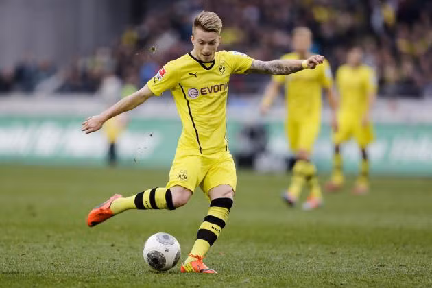 Marco Reus là chàng tiền vệ tài năng của Dortmund, với tài năng đã phô diễn qua từng trận đấu của Dortmund thì cái giá 30 triệu bảng để phá vỡ điều khoản giữa Reus và Dortmund thực chất là quá rẻ mạt. Hiện Reus đang là "hàng hot" và nhiều đại gia đang muốn chồng tiền cho nhanh để sở hữu cầu thủ này.
