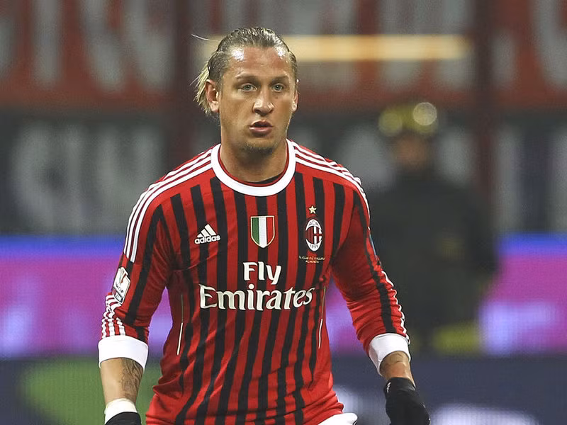 Từ AS Roma tới AC Milan theo dạng chuyển nhượng tự do, Philippe Mexes là hậu vệ đẳng cấp thế giới vậy mà AC Milan lại chẳng mất một khoản phí chuyển nhượng nào để có được anh. Mexes cũng là thành viên thường xuyên của ĐT Pháp. Vì Roma không muốn bán người cho đối thủ nên đã giữ Mexes lại và chấp nhận để anh ra đi mà không nhận được đồng nào dù trung vệ này vẫn là một gương mặt đắt giá.