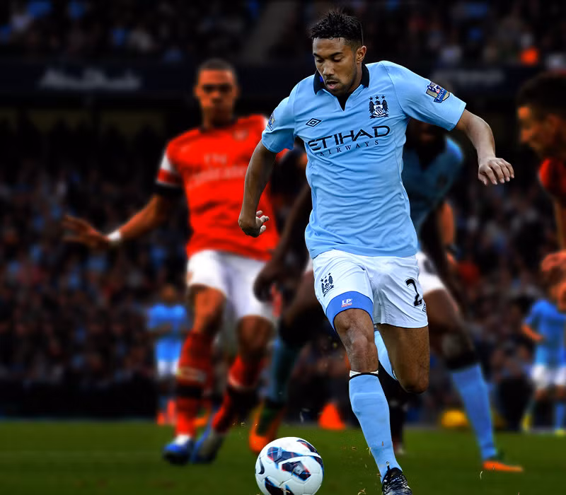 Gael Clichy gia nhập Manchester City với giá 7 triệu bảng, nhưng chủ yếu ManCity đàm phán được giá rẻ như vậy chủ yếu là do chính cầu thủ này. Hợp đồng cũ với Arsenal chỉ còn hạn 1 năm và chính anh cũng không muốn ký thêm. Không muốn mất Clichy theo dạng chuyển nhượng tự do nên Arsenal đành bấm bụng bán rẻ cho ManCity.
