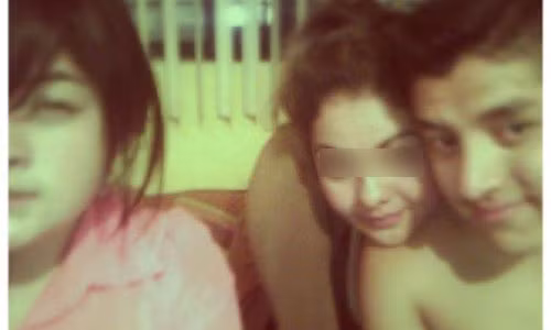 Oscar thích chụp ảnh khi đang ngồi trong xe, chụp khoe những chai rượu, đồ uống đắt tiền hoặc đang ôm ấp những cô gái trẻ đẹp, hấp dẫn.