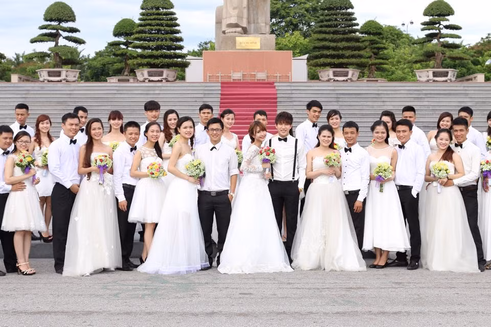 Cặp đôi là tâm điểm của sự kiện, cả hai nhập vai cô dâu, chú rể và hòa mình vào không khí chung của buổi triển lãm.