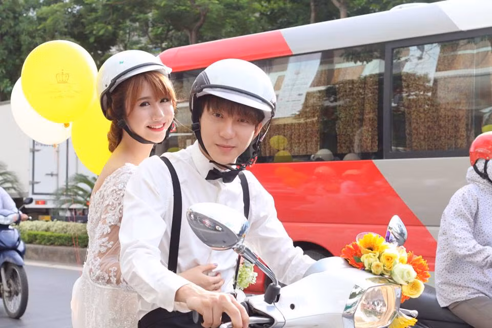 Đám cưới được tổ chức tại thành phố Vinh, Nghệ An. Quỳnh Anh Shyn và Bê Trần trong vai cô dâu, chú rể diễu hành trên đường phố cùng với xe Bentley và Vespa rất lãng mạn.