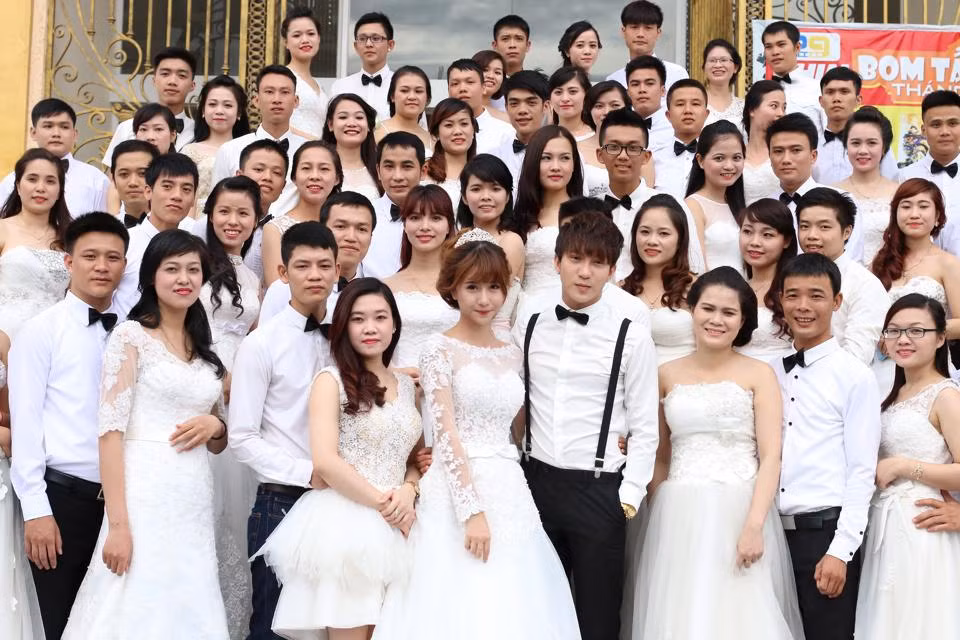 Dù chỉ là một đám cưới giả nhưng những hình ảnh này lại khiến các fan của Bê Trần, Quỳnh Anh Shyn tương đối "thích mắt" vì phần lớn đều đang mong chờ cặp đôi này được hạnh phúc, bền chặt.