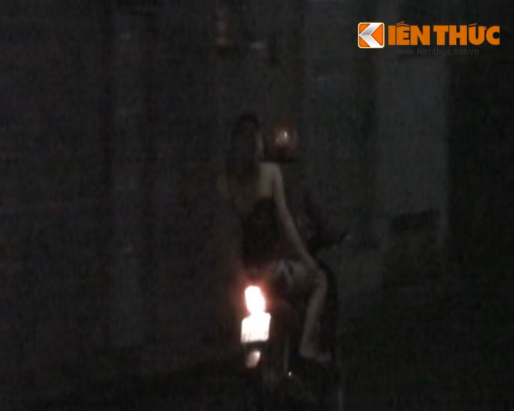 Khi có những người đàn ông chạy xe chầm chậm qua và liếc mắt nhìn thì ngay lập tức các cô gái vẫy tay ra hiệu và mời chào. Sau vài phút ngã giá, những cô gái được chọn leo lên xe của khách. Chiếc xe phóng đi vun vút trong đêm theo chỉ dẫn của gái bán dâm về hướng một nhà nghỉ gần đó.