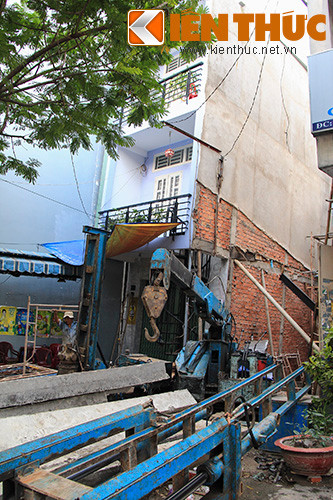 Trước đó, vào chiều 4/10, khi hàng xóm đào móng thi công, căn nhà 3 tầng tại số 97 Rạch Bùng Binh (P.9, Q.3, TP HCM) bị nghiêng mạnh khiến hàng chục người phải di tản khẩn cấp. Trước đó, vào chiều 4/10, khi hàng xóm đào móng thi công, căn nhà 3 tầng tại số 97 Rạch Bùng Binh (P.9, Q.3, TP HCM) bị nghiêng mạnh khiến hàng chục người phải di tản khẩn cấp.