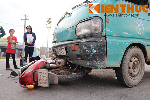 Chiếc xe máy nằm gọn dưới gầm xe tải, người đàn ông điều khiển xe máy được người dân đưa đi cấp cứu trong tình trạng nguy kịch. Chiếc xe máy nằm gọn dưới gầm xe tải, người đàn ông điều khiển xe máy được người dân đưa đi cấp cứu trong tình trạng nguy kịch.