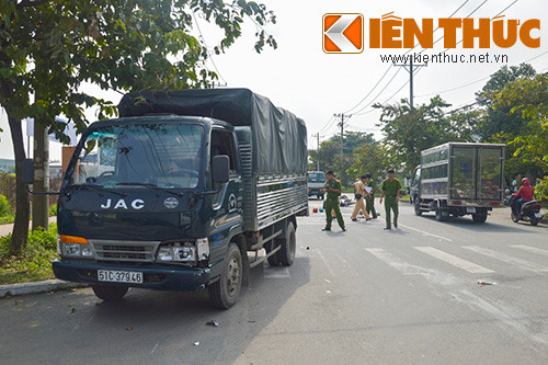 Khi chiếc xe máy vừa qua giao lộ đường P11 thì xảy ra va chạm với chiếc xe tải BKS 51C – 37946 .