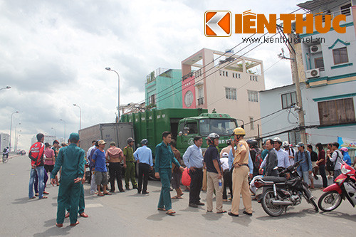 Đến gần 14h chiều cùng ngày, lực lượng CSGT quận 8 vẫn đang nỗ lực giải quyết vụ tai nạn.