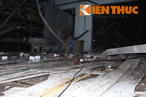 Xung quanh có nhiều chai nhựa, thùng phuy đựng hóa chất vương vãi nhiều nơi. Tại khu vực này, mùi hóa chất bốc lên nồng nặc. Đặc biệt, cơ quan chức năng thu được nhiều mẫu thịt người văng xa khoảng 100m.