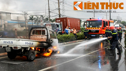 Lính cứu hỏa có mặt và dập tắt ngọn lửa. Lính cứu hỏa có mặt và dập tắt ngọn lửa.