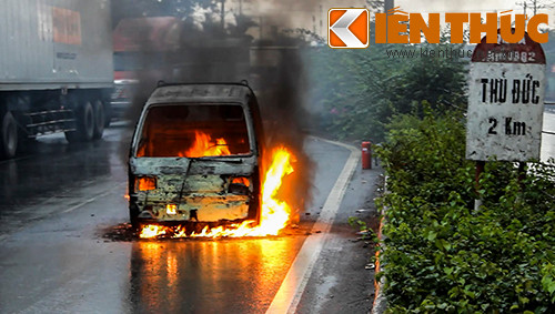 Đang lưu thông trên quốc lộ, chiếc xe tải bỗng nhiên bốc lửa ngùn ngụt. Đang lưu thông trên quốc lộ, chiếc xe tải bỗng nhiên bốc lửa ngùn ngụt.