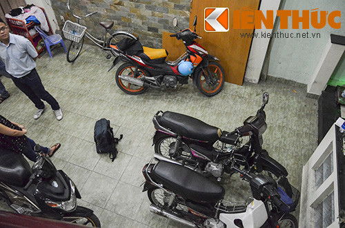 Khu vực tầng trệt, nơi để xe máy của những người thuê trọ. Khu vực tầng trệt, nơi để xe máy của những người thuê trọ.