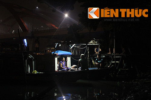 Vợ chồng ông Ba Chúc sống trên chiếc thuyền đậu dưới chân cầu Bình Lợi. Hơn 36 năm neo ghe trên dòng sông Sài Gòn, ông Ba Chúc là khắc tinh của thần chết, đem lại sự sống cho gần 200 con người.