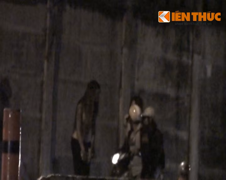 Những lúc không có khách, các cô thường “tụm năm tụm bảy” ở lề đường phì phèo thuốc lá và đùa giỡn với nhau. Thỉnh thoảng một vài người đàn ông đã ngà ngà hơi men trên chiếc xe máy cà tàng dừng lại bên một vài cô ngã giá rồi cả hai lên xe vọt đi.