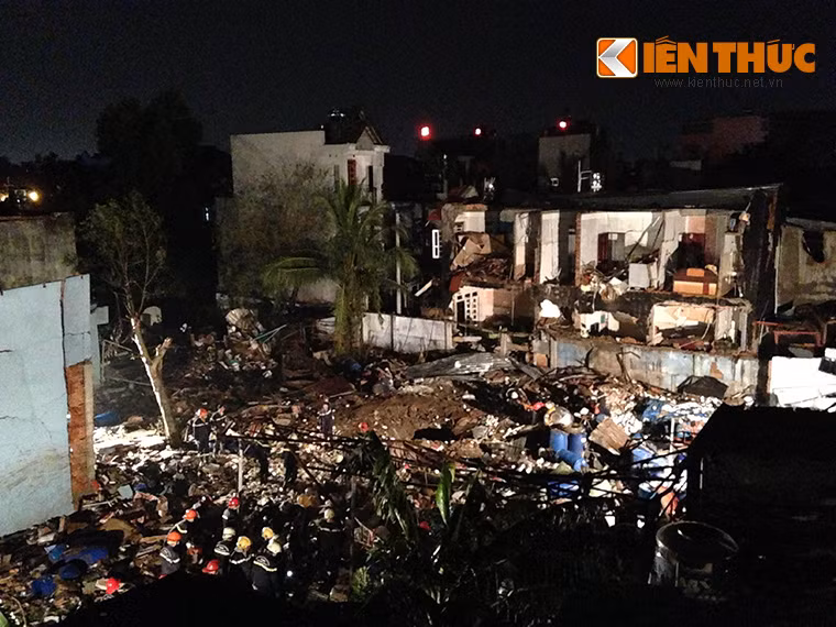 Lực lượng cứu hộ đào bới trong đống đổ nát để tìm kiếm 2 nạn nhân bị mất tích.