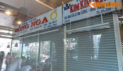 Sáng 23/10, hàng trăm tiểu thương đã đồng loạt đóng cửa khiến hoạt động kinh doanh trong trung tâm thương mại An Đông Plaza bị ngưng lại.