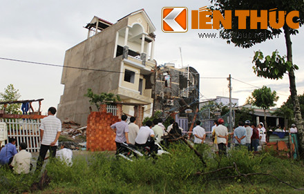 Đến chiều tối 23/10, cơ quan chức năng vẫn đang khám nghiệm hiện trường, đồng thời làm rõ nguyên nhân sập nhà.