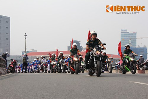 Buổi lễ diễu hành còn có sự góp mặt của hàng chục xe moto "khủng" thuộc CLB Motor quận 5 (TP HCM) với nhiệm vụ dẫn đoàn.