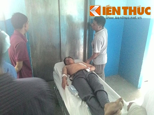 Anh Vũ Đình S. đang được điều trị tại bệnh viện với vết thương do bị dao dâm thấu xương ở vùng ngực bên trái rộng gần 10cm và đứt gân ngón tay giữa bên trái, có nguy cơ phải tháo khớp ngón tay. Anh Vũ Đình S. đang được điều trị tại bệnh viện với vết thương do bị dao dâm thấu xương ở vùng ngực bên trái rộng gần 10cm và đứt gân ngón tay giữa bên trái, có nguy cơ phải tháo khớp ngón tay.