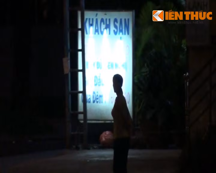 Bãi đáp của những gái bán dâm thường là những nhà nghỉ, khách sạn gần đó. Các nhà nghỉ này chính là "lãnh địa" hoạt động của các tay bảo kê cho hoạt động mại dâm.