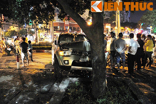 Chiếc xe "điên" chỉ chịu dừng lại sau khi đâm vào một cây trong công viên 23/9.