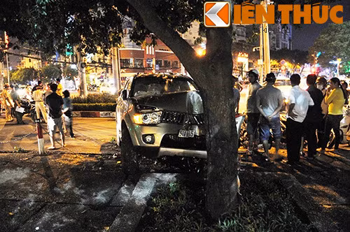 Chiếc xe "điên" chỉ chịu dừng lại sau khi đâm vào một cây trong công viên 23/9.