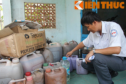 Lực lượng chức năng tiến hành kiểm tra cơ sở sản xuất mắm tôm.