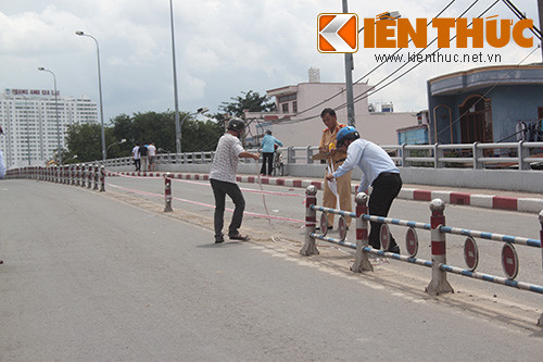 Giải phân cách giữa đường bị chiếc xe chở rác đâm gây hư hỏng.