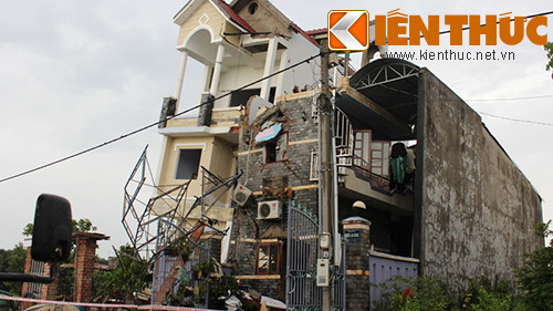 Căn nhà 4 tầng đang trong quá trình hoàn thành bị sập khiến 10 người trong nhà được một phen hú vía.