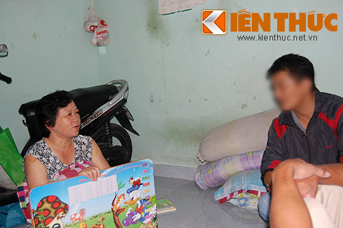 Bà Thủy đang kể lại sự việc cho điều tra viên.