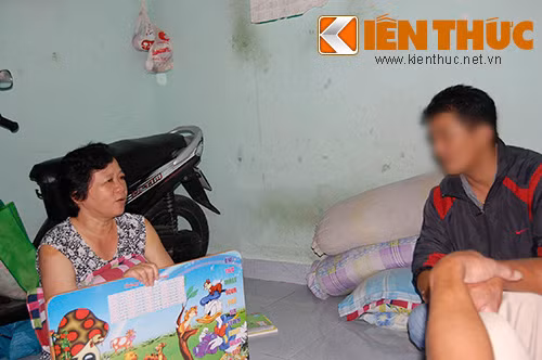 Bà Thủy đang kể lại sự việc cho điều tra viên.