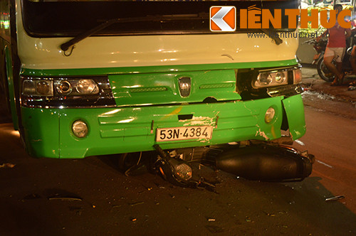 Chiếc xe máy bị cuốn vào gầm, đôi nam nữ trên xe máy bị thương nặng được người dân đưa đi cấp cứu tại bệnh viện.