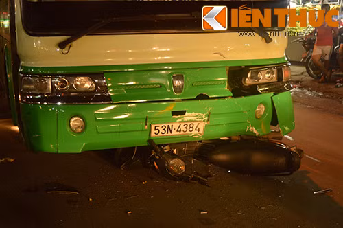 Chiếc xe máy bị cuốn vào gầm, đôi nam nữ trên xe máy bị thương nặng được người dân đưa đi cấp cứu tại bệnh viện.